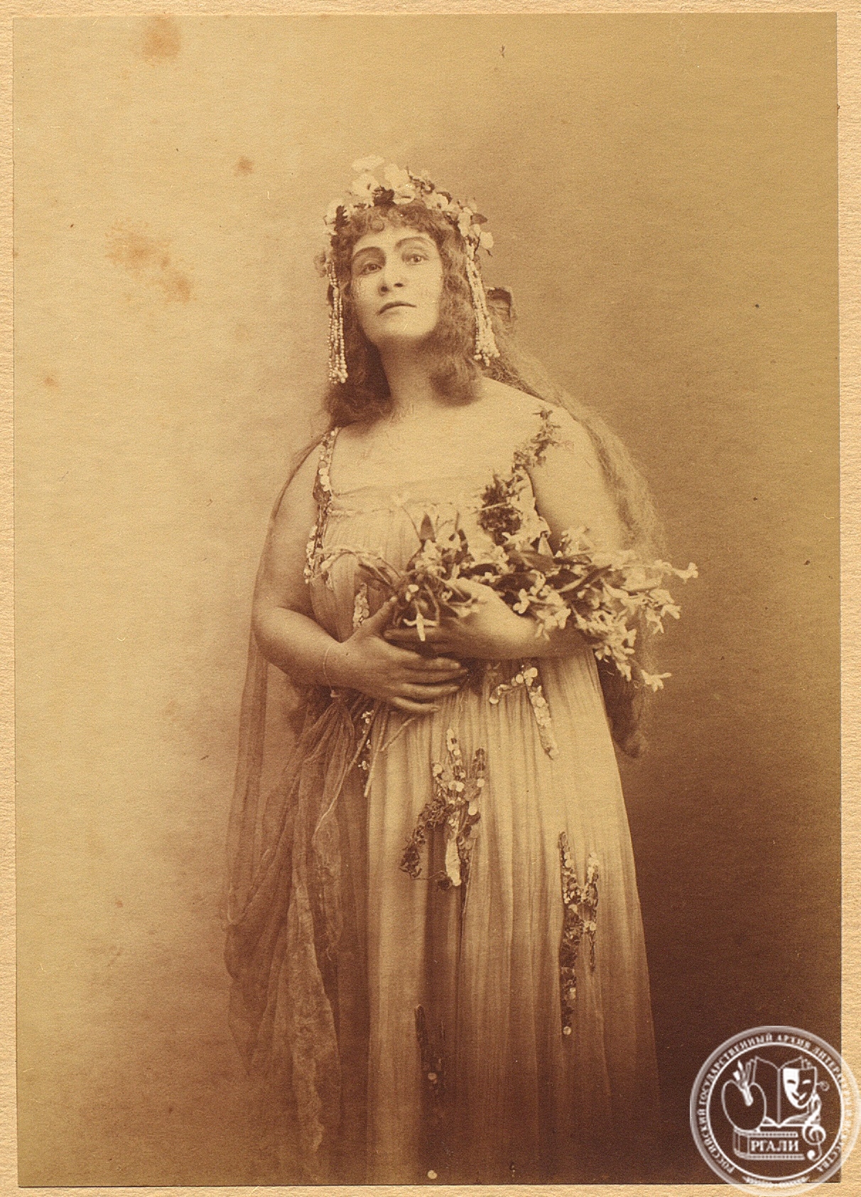 Фотография Н.А. Обуховой в роли Весны-Красны из спектакля Большого театра «Снегурочка». 1917 г. РГАЛИ. Ф. 2379. Оп. 2.