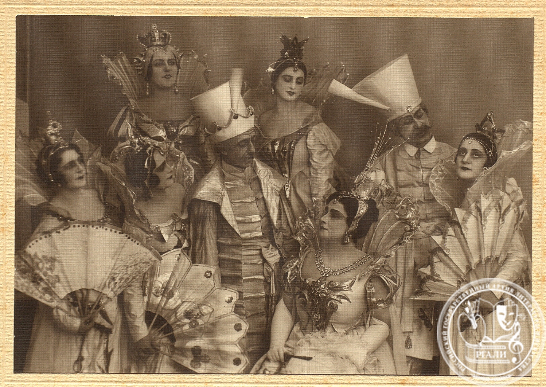 Фотография сцены из спектакля Большого театра «Борис Годунов». Н.А. Обухова в роли Марины Мнишек (сидит в 1-м ряду). 1927 г. РГАЛИ. Ф. 2379. Оп. 2.