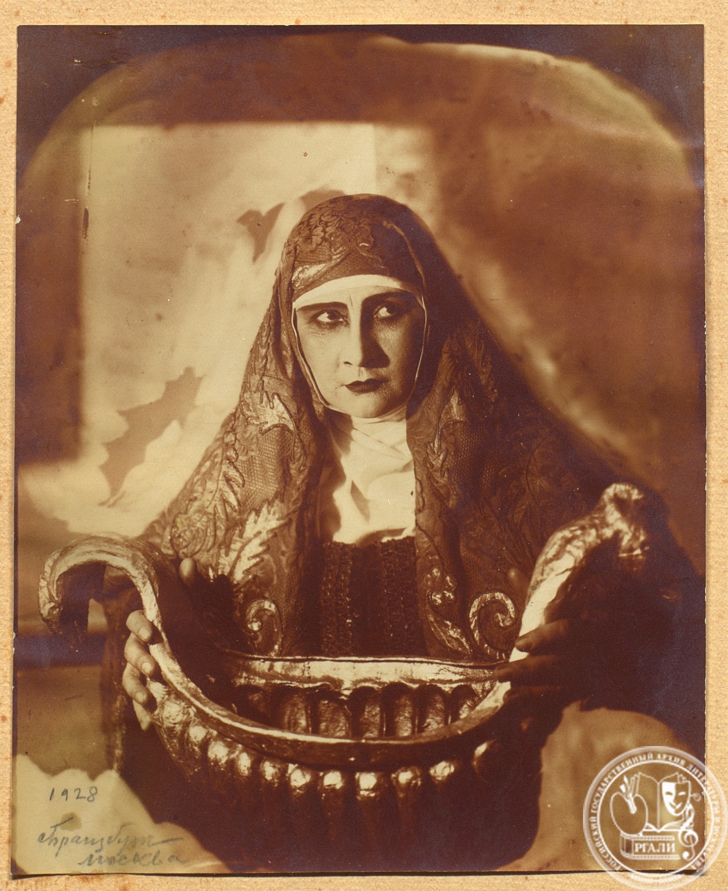 Фотография Н.А. Обуховой в роли Марфы из спектакля Большого театра «Хованщина». 1928 г. РГАЛИ. Ф. 2379. Оп. 2.