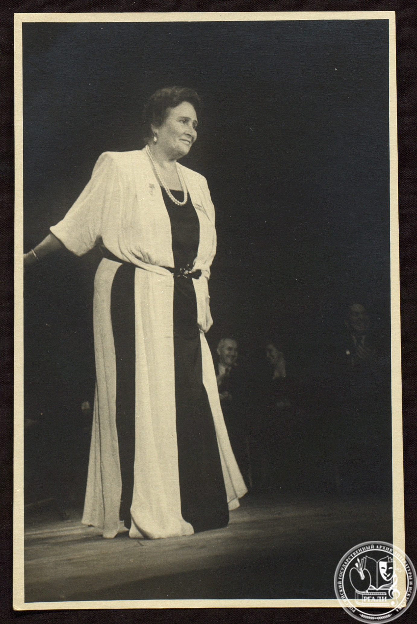 Фотография Н.А. Обуховой на концертной эстраде. 1952 г. РГАЛИ. Ф. 2379. Оп. 2.