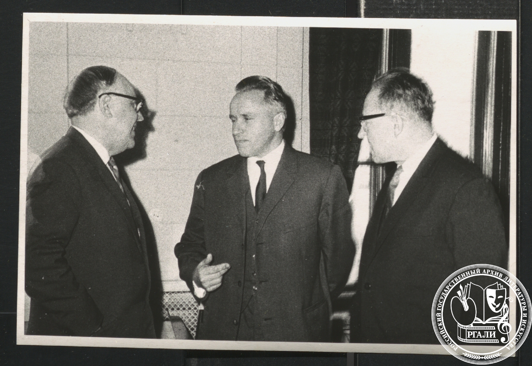 Фотография М.Б. Храпченко (слева) среди коллег по литературному цеху. 1966 г. РГАЛИ. Ф. 2894. Оп. 1.