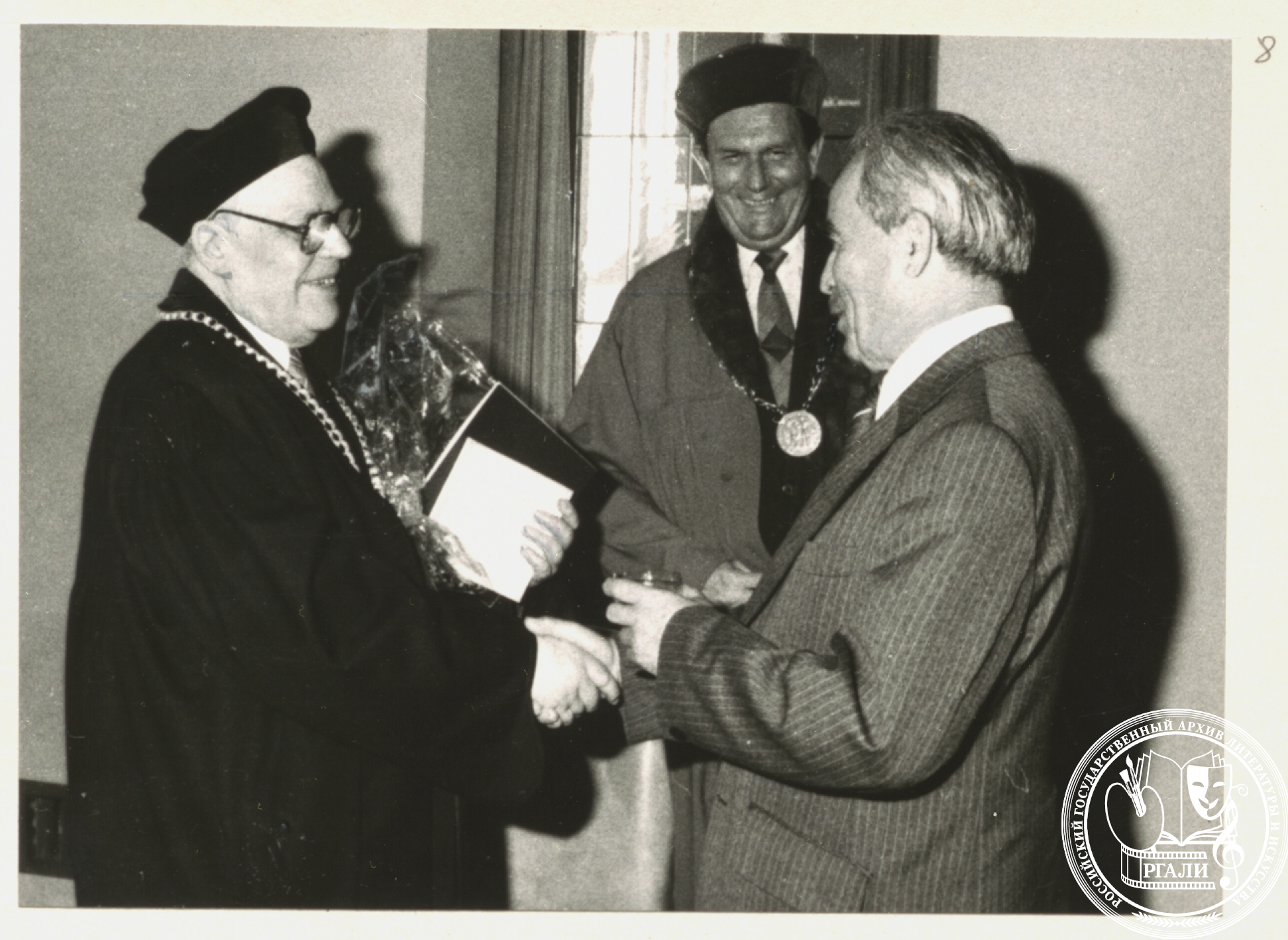 Фотография награждения М.Б. Храпченко Международной ассоциацией преподавателей русского языка и литературы. Начало 1980-х гг. РГАЛИ. Ф. 2894. Оп. 1.