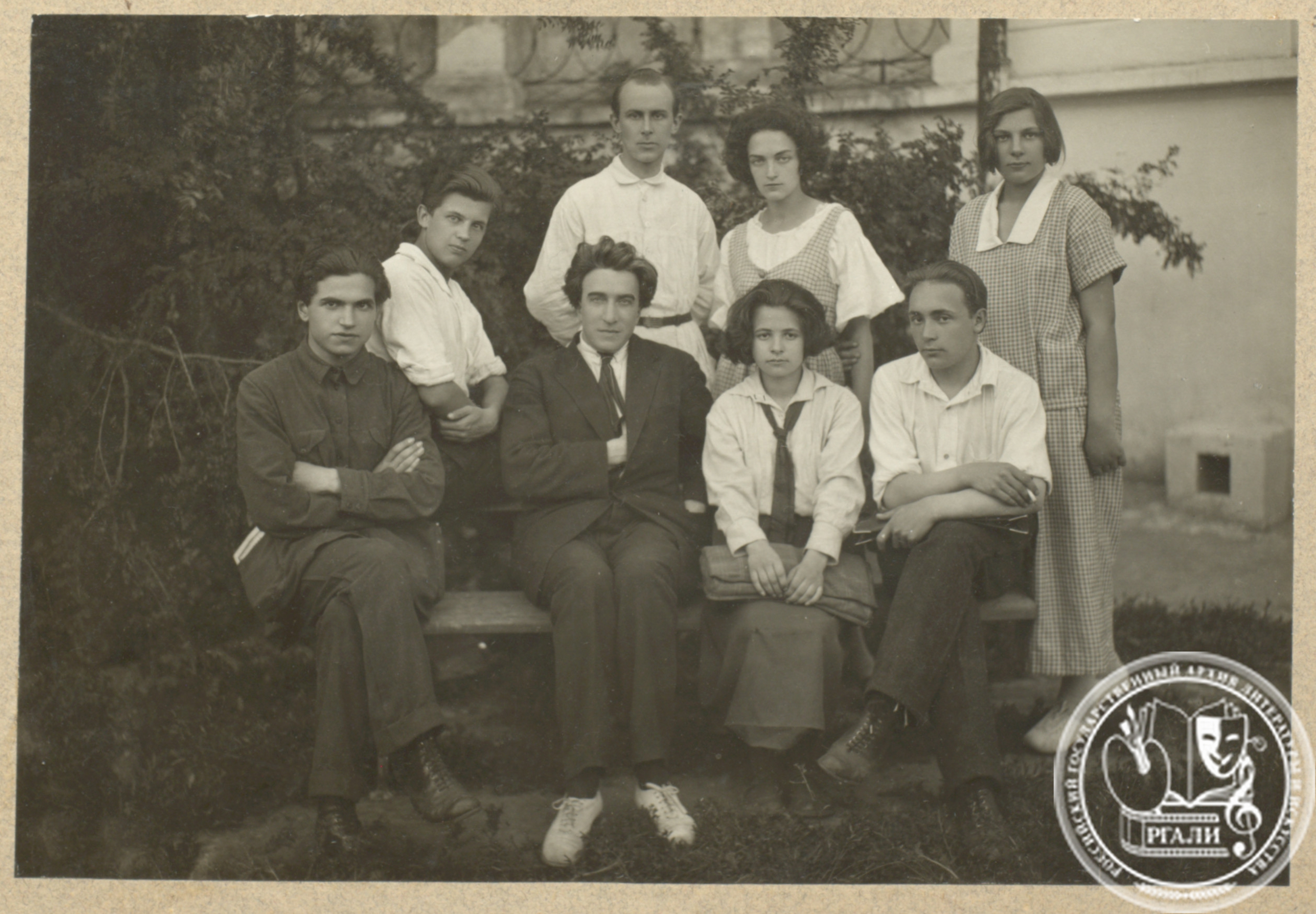 Фотография студентов Высшего литературно-художественного института им. В.Я. Брюсова в группе с ректором В.П. Полонским (сидит в центре). Среди студентов Н.И. Замошкин (стоит во втором ряду). 24 июня 1925 г. РГАЛИ. Ф. 1328. Оп. 5.
