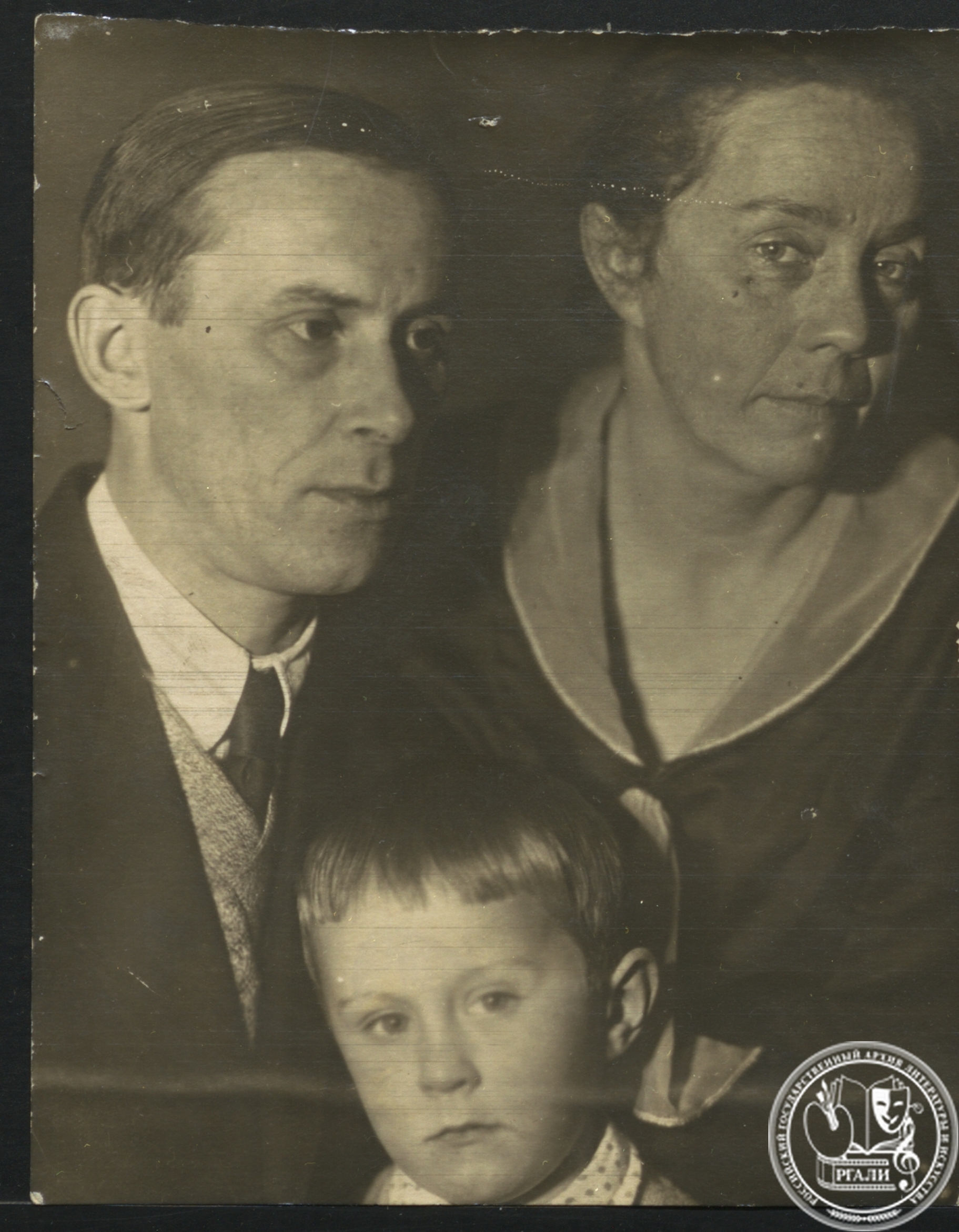 Фотография Н.И. Замошкина с женой Ольгой и сыном Кириллом. Начало 1930-х гг.  РГАЛИ. Ф. 2569. Оп. 1.
