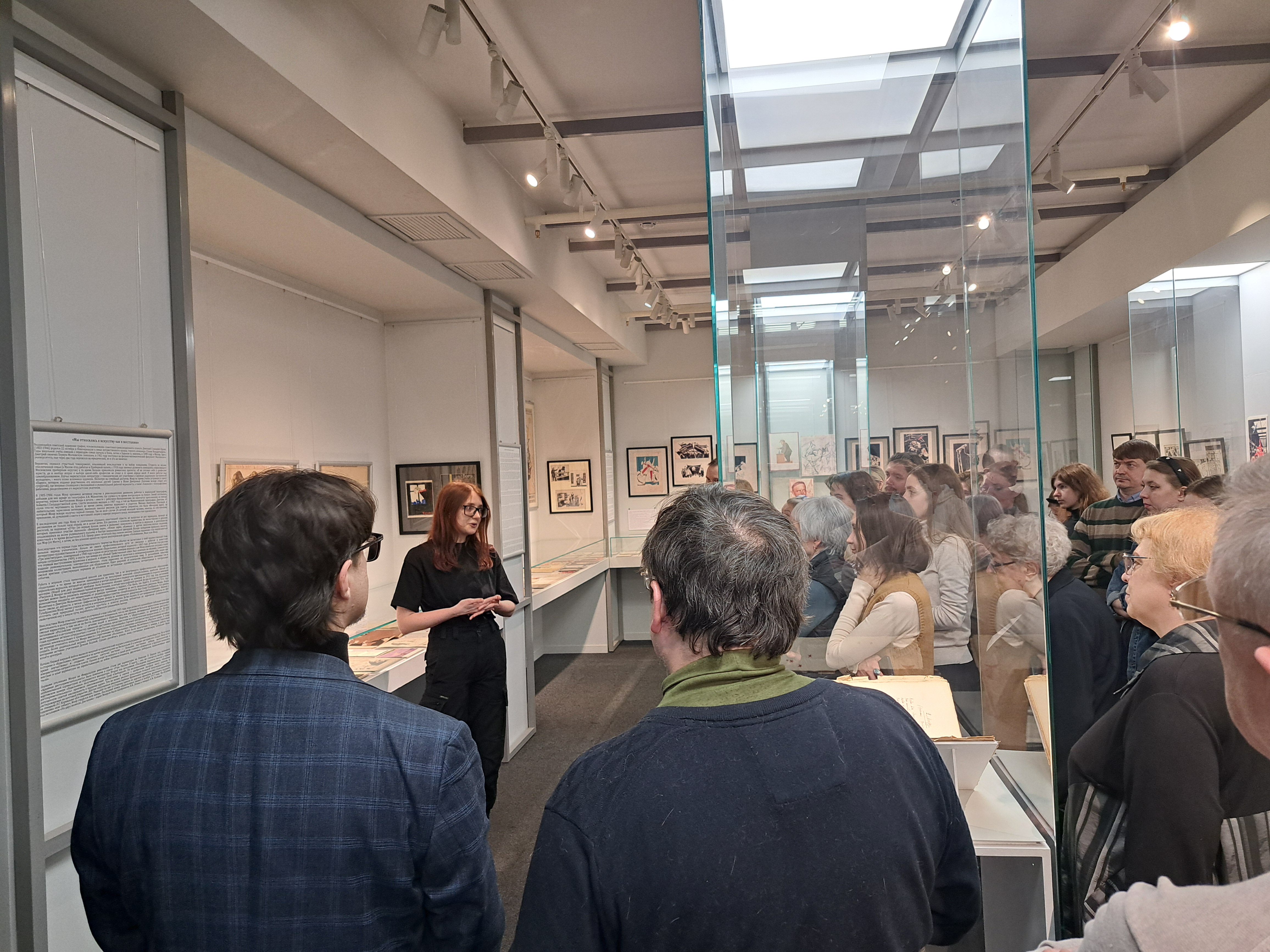 Экскурсию проводит куратор выставки Куксова К.С.