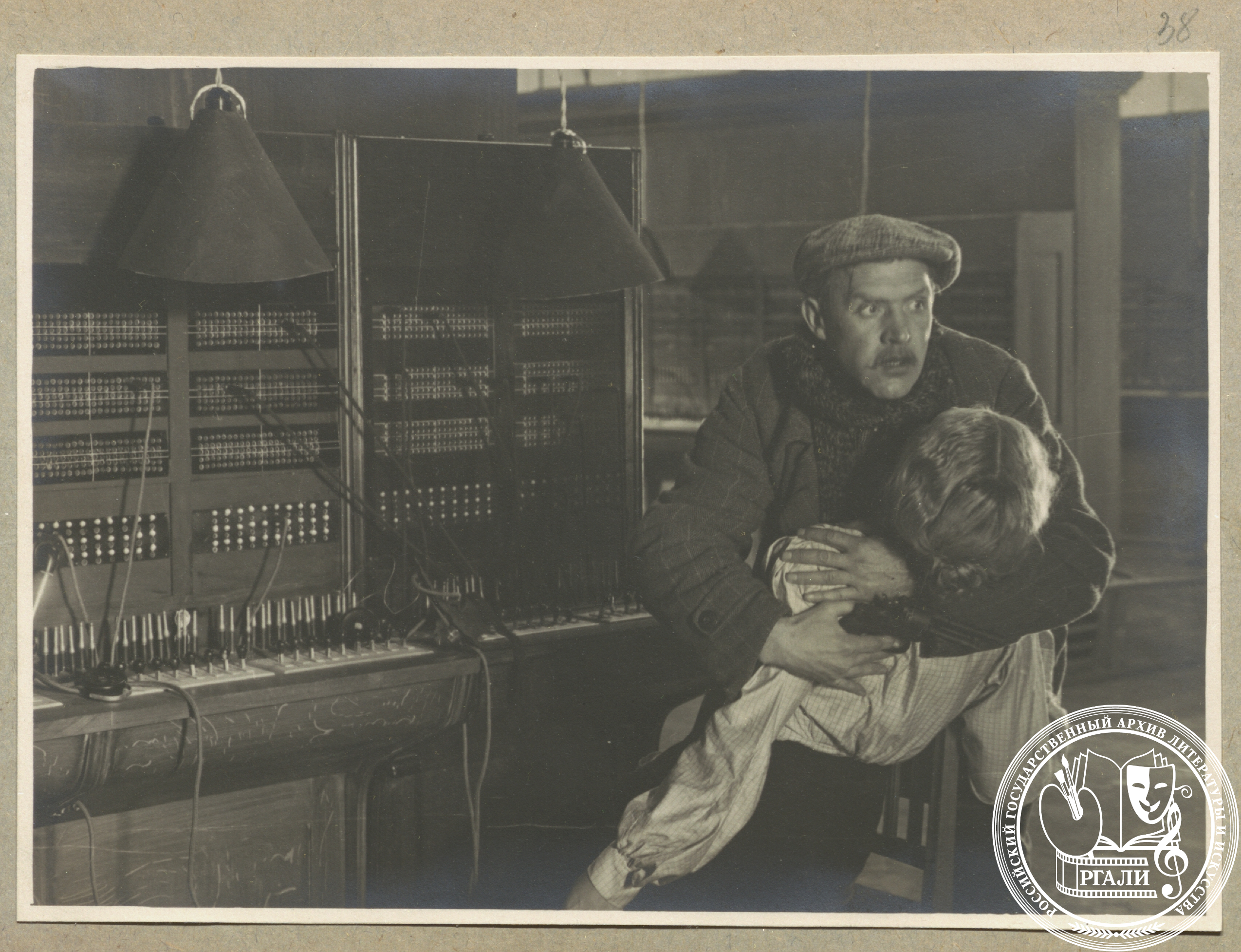 Фотография кадра из фильма М.И. Ромма «Ленин в Октябре» с участием В.В. Ванина в роли большевика Матвеева. 1937 г. РГАЛИ. Ф. 844. Оп. 4.