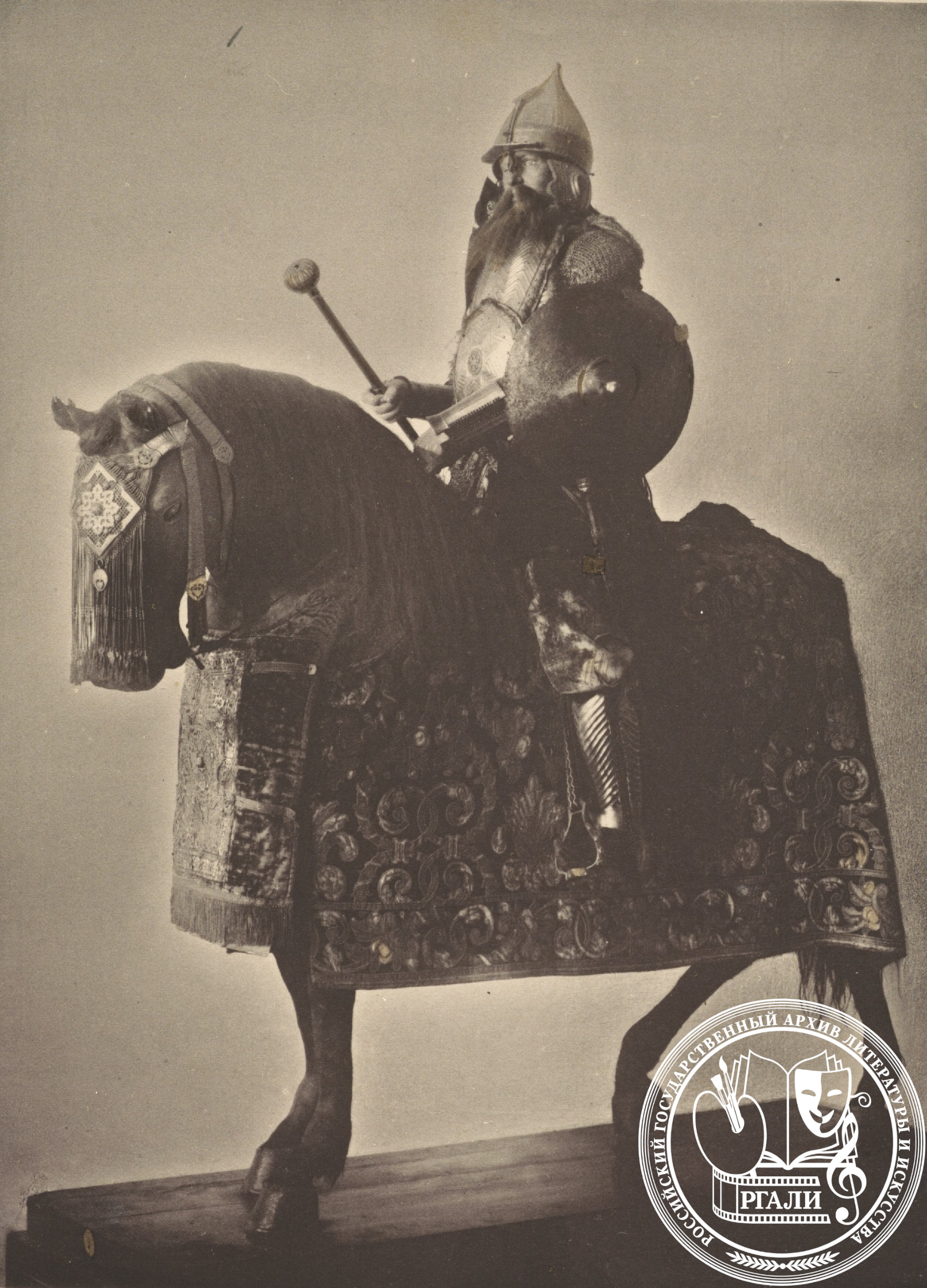 Фотографии музейных предметов из собрания Оружейной палаты. 1920-е гг. РГАЛИ. Ф. 1246. Оп. 3.