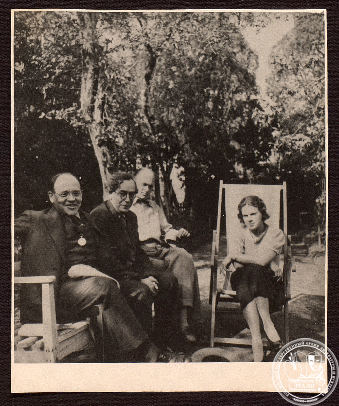 Фотография Л.В. Никулина у М. Горького (М.А. Пешкова) в Сорренто, вместе с И.Э. Бабелем, М.А. Пешковым, Н.А. Пешковой. 1933г. РГАЛИ. Ф. 350. Оп.1.