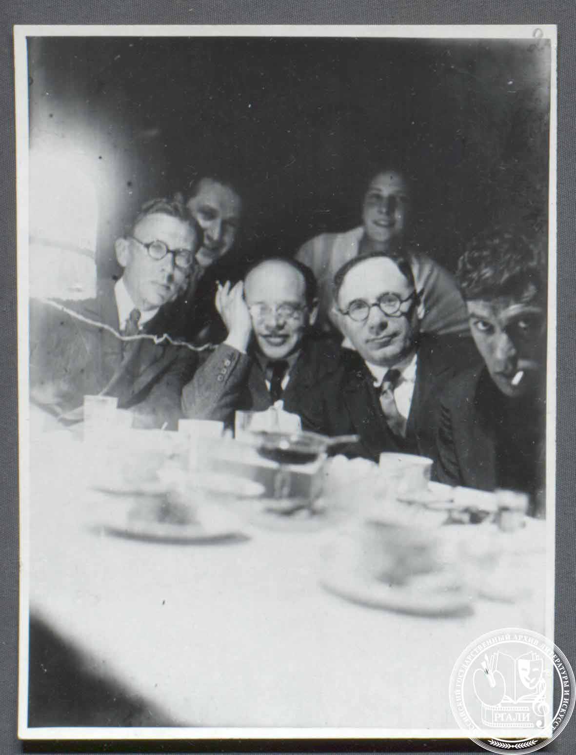 Фотография П.А. Павленко с И.Э. Бабелем, Б.Л. Пастернаком, А.А. Фадеевым, В.В. Вересаевым, Е.Д. Зозулей и др. 1930-е гг. РГАЛИ. Ф. 2199. Оп. 3.