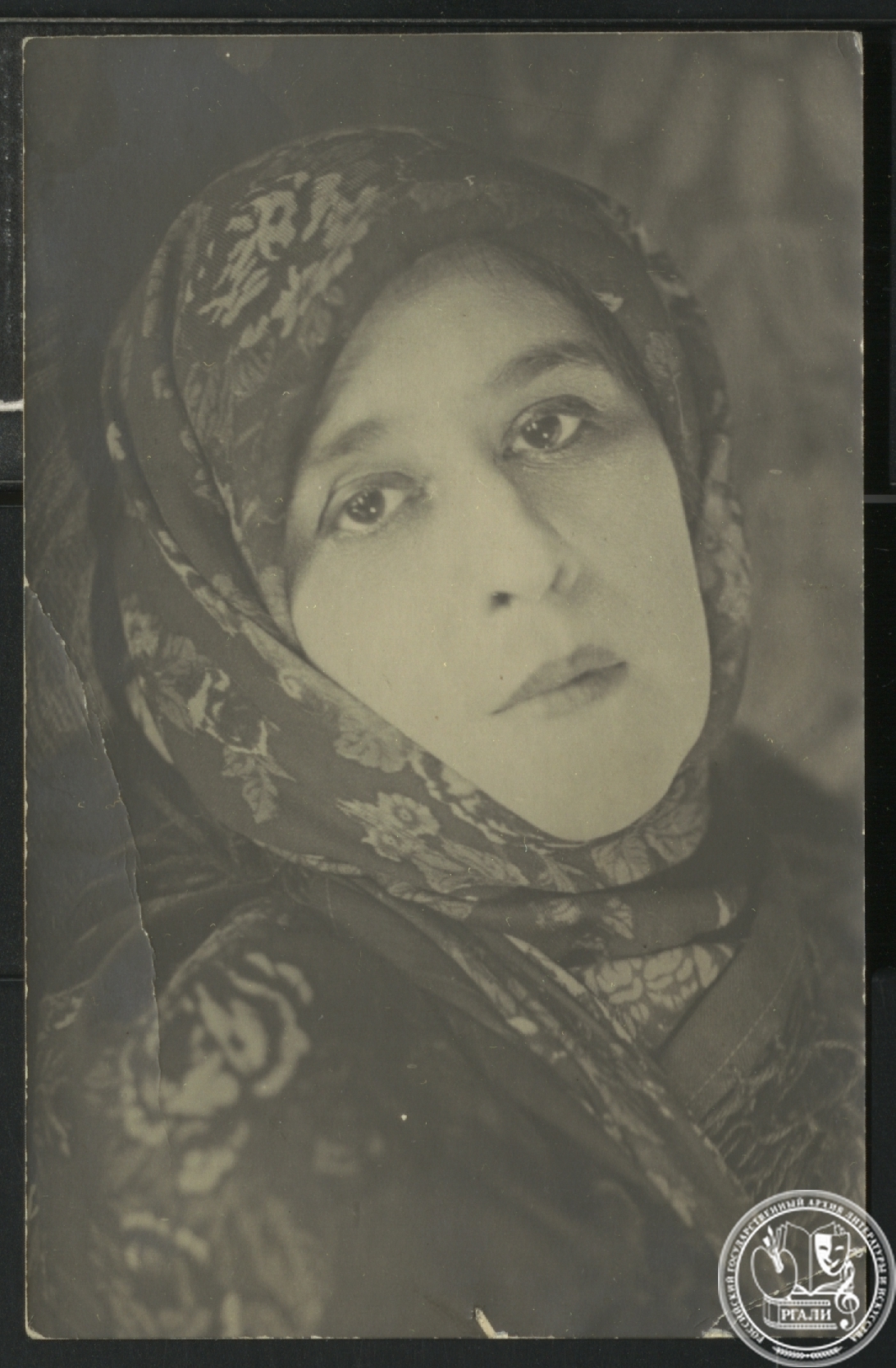 Фотография В.Л. Юреневой в роли в неустановленном спектакле. 1920-е гг. РГАЛИ. Ф.2371. Оп.1.