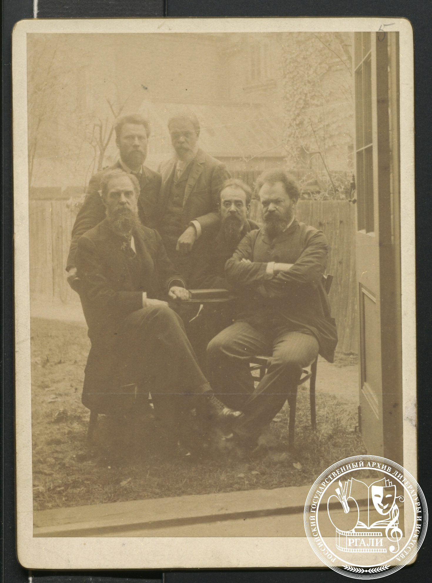 Фотография С.М. Степняка-Кравчинского с Н.В. Чайковским, Л.Э. Шишко, Е.Е. Лазаревым, Ф.В. Волховским. Не ранее 1884 г. РГАЛИ. Ф. 1158. Оп. 1. 