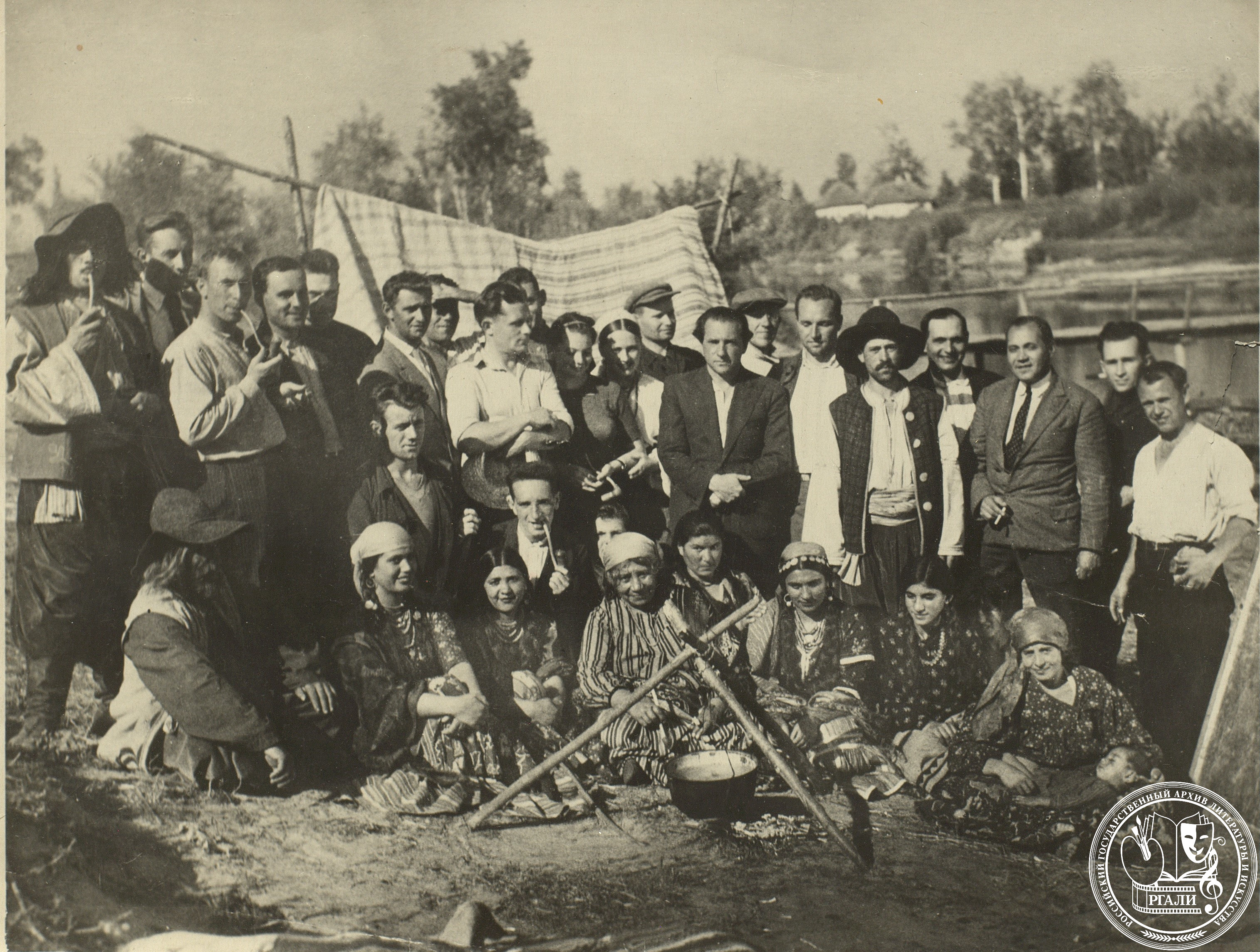 Фотография Н.В. Экка со съемочной группой фильма «Сорочинская ярмарка». 1937 г. РГАЛИ. Ф. 2794. Оп. 1.