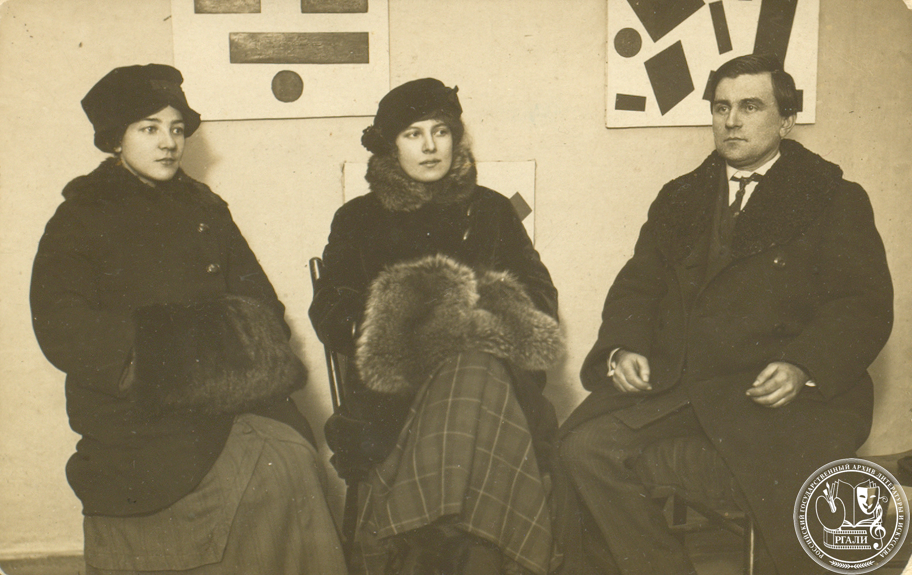 Фотография О.В. Розановой,  К.А. Богуславской и К.С. Малевича на выставке «0.10». РГАЛИ. Ф. 3145. Оп. 2.  