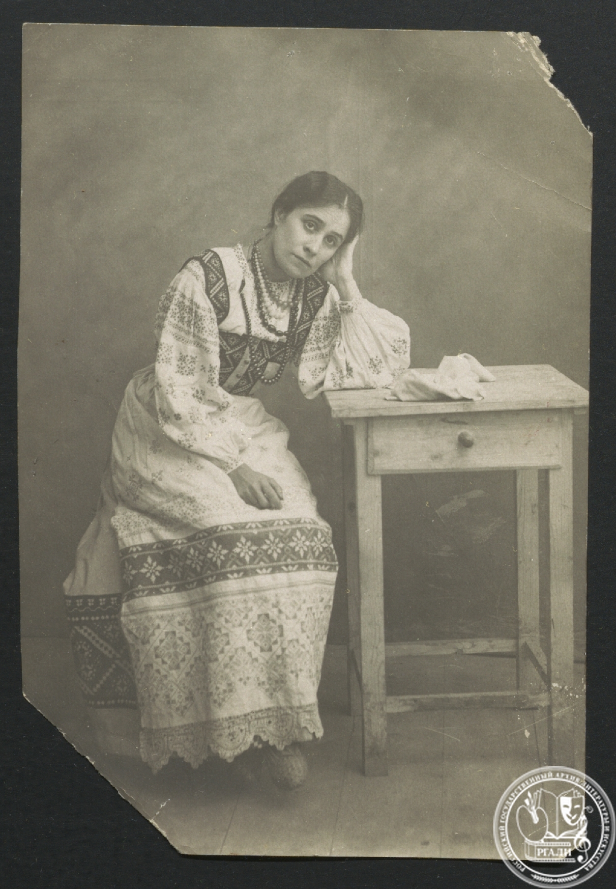 Фотография М.Д. Турчаниновой в роли Антониды из оперы М.И. Глинки «Иван Сусанин». 1900-е г. РГАЛИ. Ф. 1998. Оп. 1.