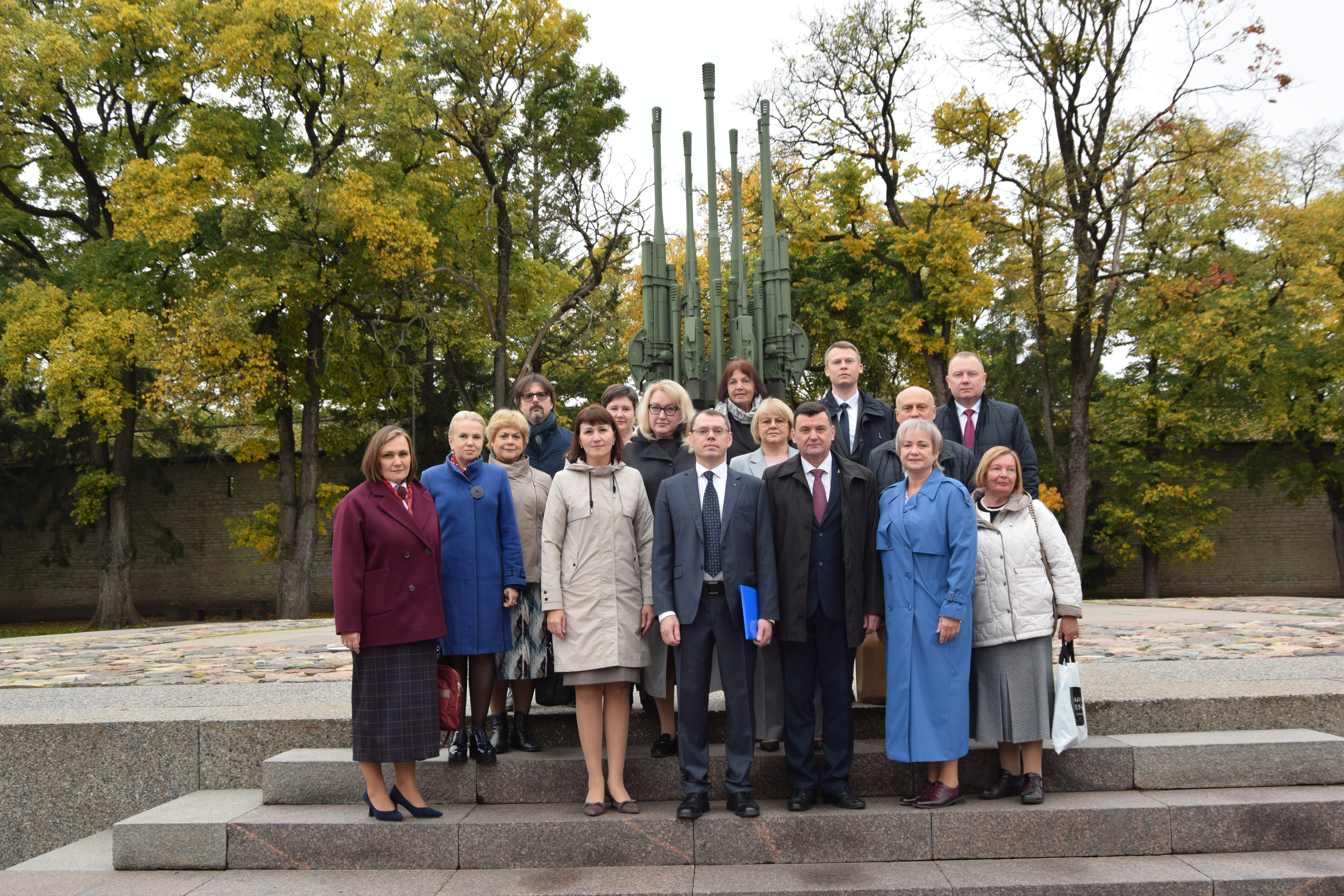 Общая фотография участников встречи у мемориала.