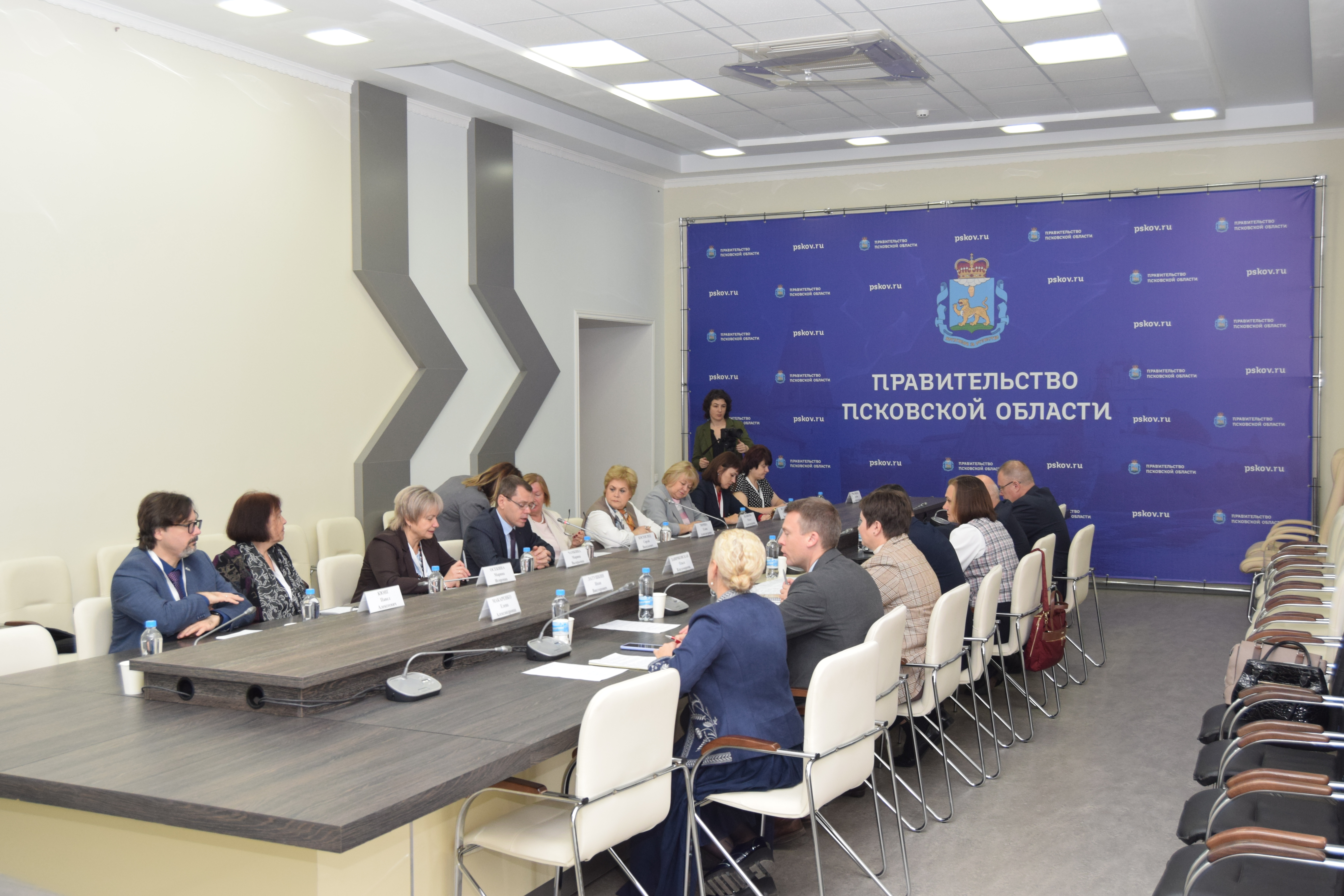 В конференц-зале Дома правительства Псковской области во время работы семинара «Особенности работы с фондами личного происхождения» 1 октября 2026 г.