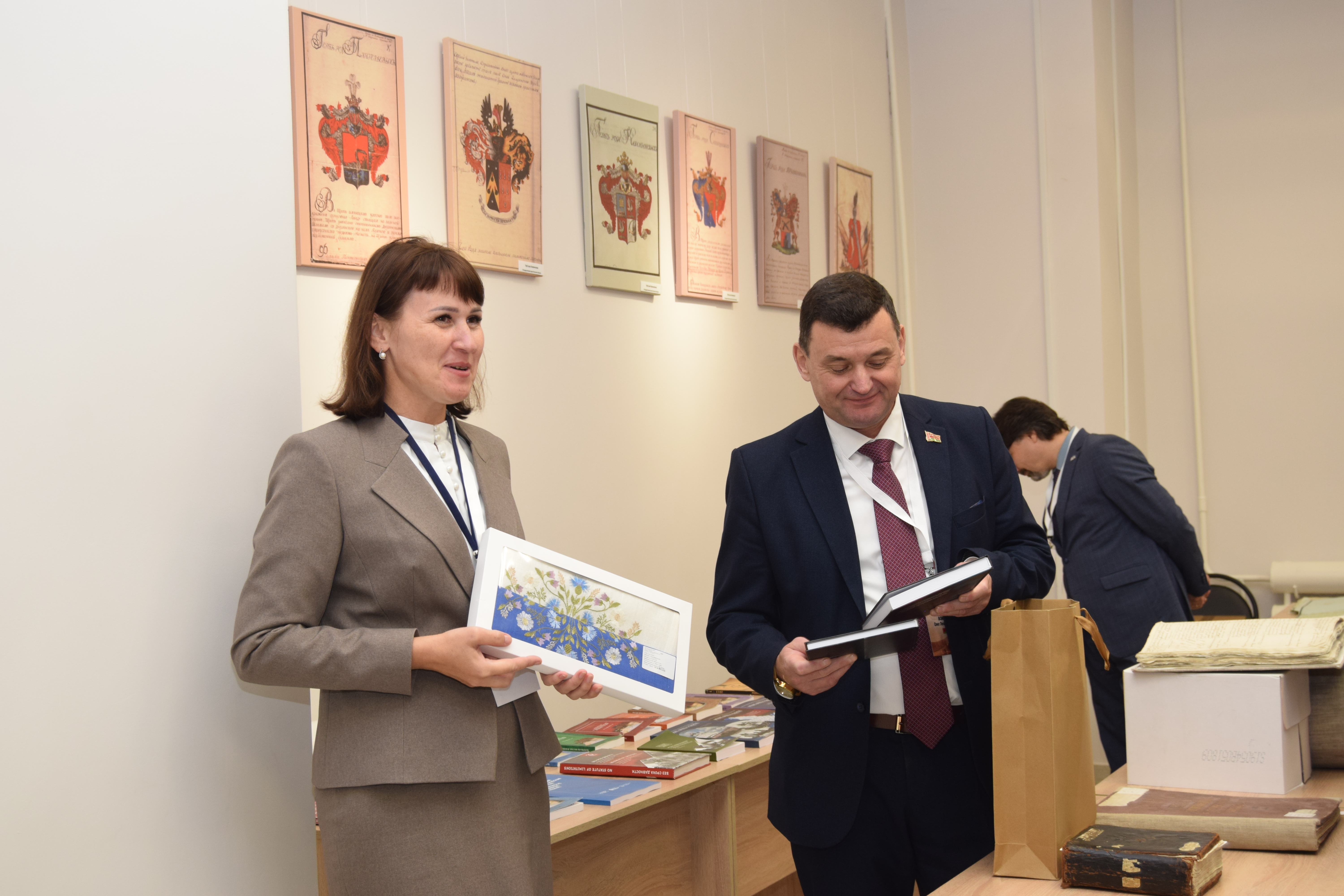 Руководитель делегации белорусских архивистов О.Л. Воинов благодарит директора ГАПО Н.И. Исакову за посещение архива и экскурсию.